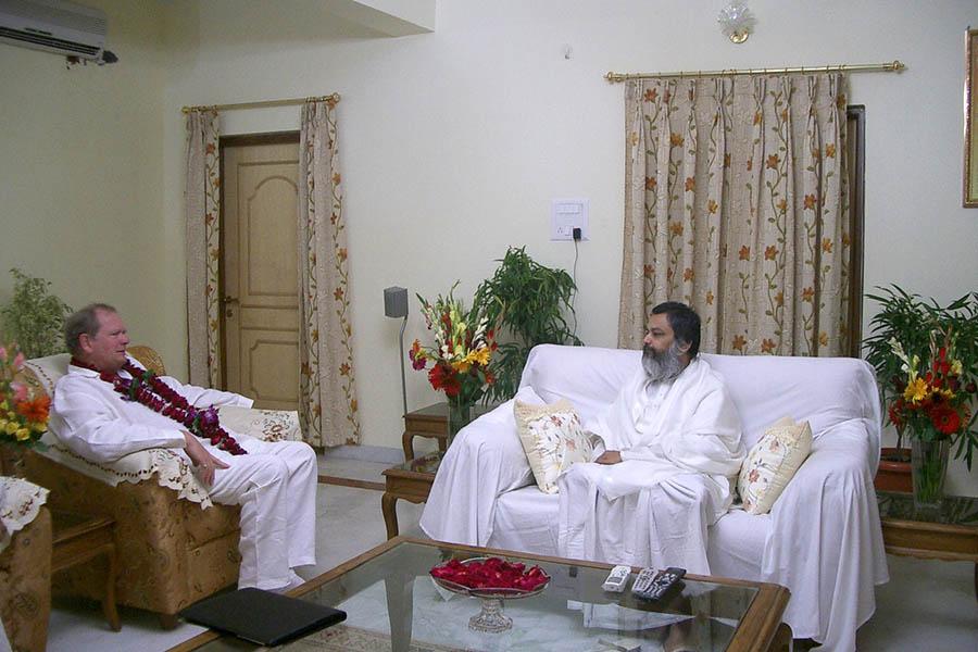 Brahmachari Girish Ji has welcomed and greeted Raja Robert Wynne, Mayor of New Zealand at Vijay Nagar, Jabalpur January 2008